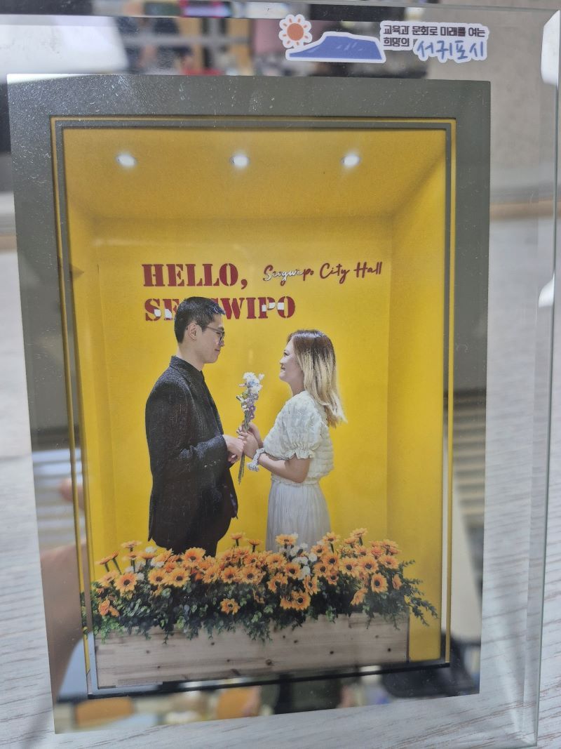 혼인신고 포토존 이용자 사진ⓒ서귀포시청 제공