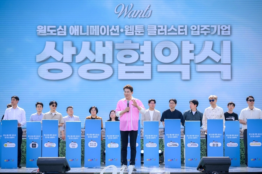 노관규 순천시장과 원도심 건물 임대인, 입주기업 관계자들이 남문터광장에서 열린 원츠 순천 행사에서 상생협약식을 체결했다.ⓒ순청시청 제공