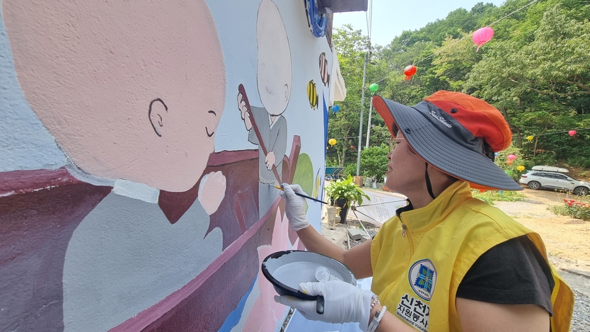 신천지자원봉사단 서인천지부가 산카시아 사원 담벼락에 벽화를 그리고 있다. ⓒ신천지자원봉사단 서인천지부