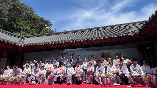 지난 5일 댐 주변 지역 어르신 14쌍이 60년을 함께한 부부의 사랑과 헌신을 기념하며 전통 회혼식을 했다ⓒ보성군청 제공