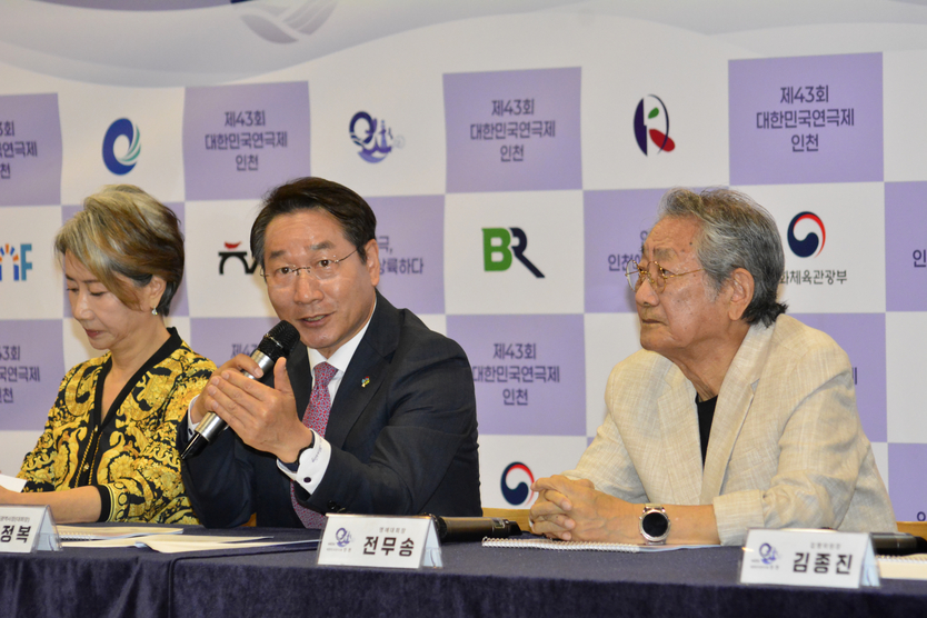 유정복 시장이 ‘제43회 대한민국연극제 인천’의 성공적인 개최를 위한 기자간담회에서 기자질의에 답 하고 있다. ⓒ 우리일보 최은준 기자