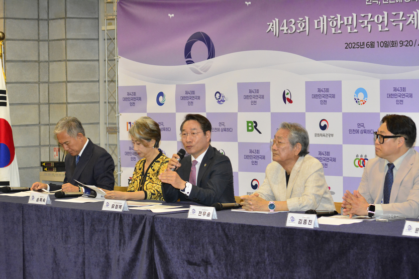 유정복 시장이 ‘제43회 대한민국연극제 인천’의 성공적인 개최를 위한 기자간담회에서 인사말을 하고 있다. ⓒ 우리일보 최은준 기자