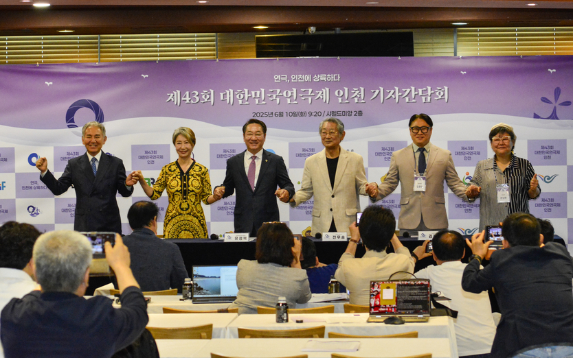 유정복 시장이 ‘제43회 대한민국연극제 인천’의 성공적인 개최를 위해 참석자들이 손잡고 기념촬영을 하고 있다. (왼쪽부터 손병호 홍보대사,송옥숙 홍보대사,유정복 시장,전무송 명예대회장,김종진 집행위원장, 문삼회 예술감독) ⓒ 우리일보 최은준 기자