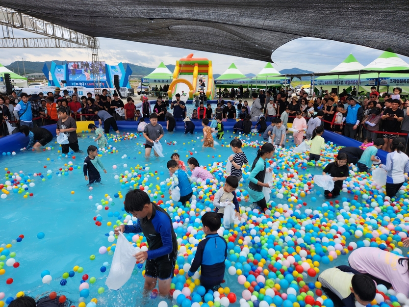 고창갯벌축제 자료사진(장어잡기)ⓒ고창군청 제공