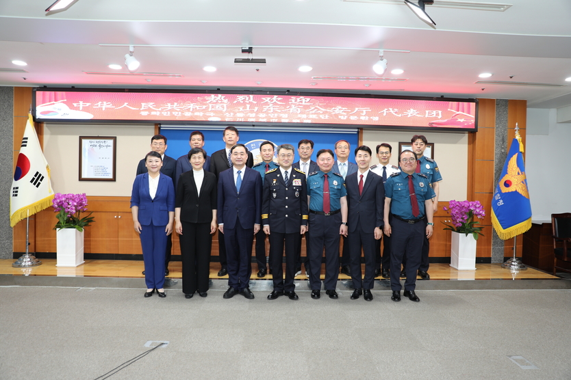 인천경찰청이 산동성공안청 대표단을 초청해 치안협력 강화를 위한 공식회담 후 기념촬영을 하고 있다. ⓒ 인천경찰청 제공