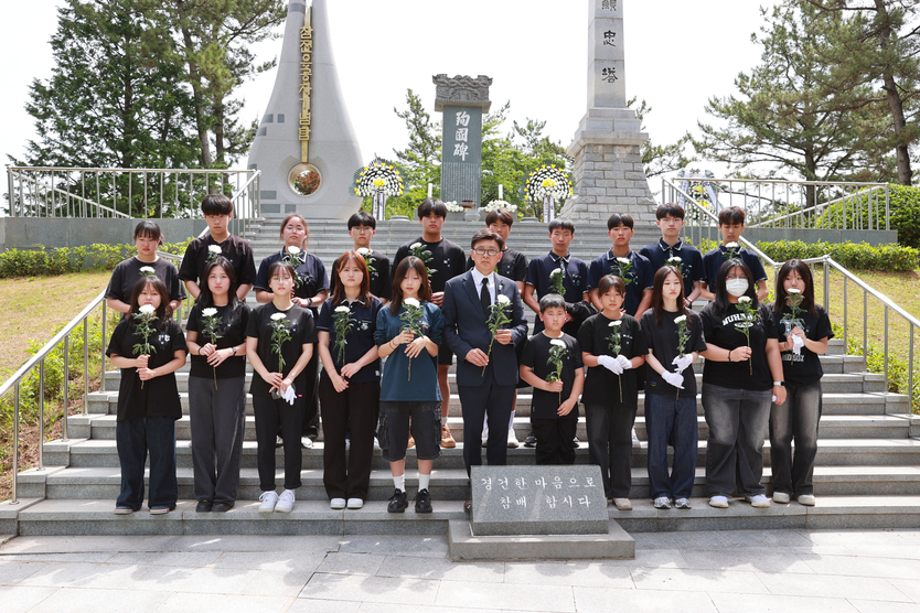 김철우 군수와 관내 학생들이 참석하여 나라를 위해 희생한 분들의 넋을 기렸다ⓒ보성군청 제공