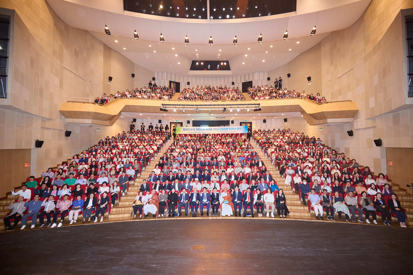 지난 7일 중구 문화회관에서 사새한장학회문화교육럼이 주최한 동행 캠페인 평화의 도약, 한반도의 미래를 잇다”에 기념사진을 찍는 모습