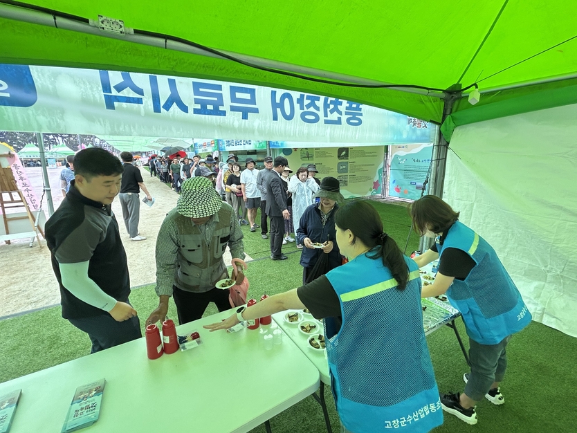 2025 고창갯벌축제, 장어무료 시식회 참여를 위해 차례를 지키며 길게 늘어선 체험객들로 가득하다ⓒ고창군청 제공