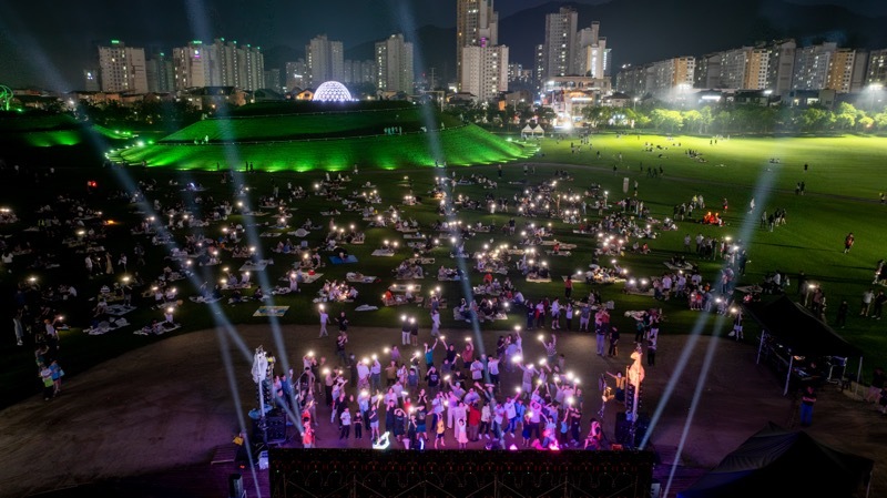 14일 오천그린광장에서 열린 「2025 순천 비어페스타」 참가자들이 EDM 파티를 즐기고 있다ⓒ순천시청 제공