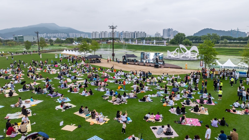 14일 오천그린광장에서 열린 「2025 순천 비어페스타」에서 참가자들이 공연을 즐기고 있다ⓒ순천시청 제공