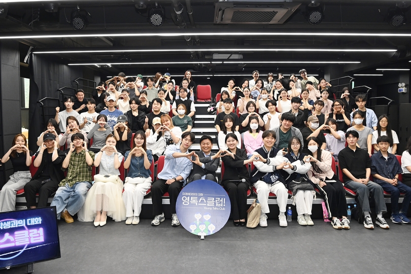 조용익 부천시장이 유한대 학생들과 기념사진 촬영을 하고 있다 ⓒ 