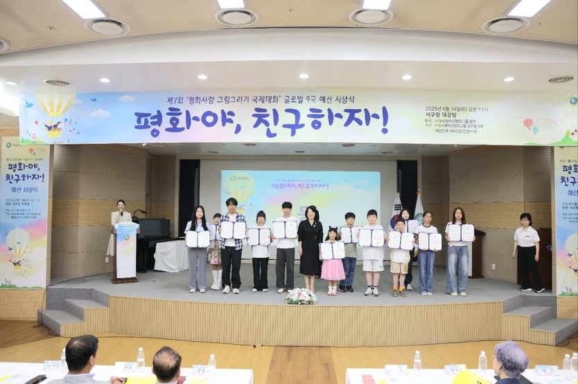임미숙 글로벌국장이 1, 2, 3등 수상자들과 기념 사진 촬영을 하고 있다. ⓒ IWPG 글로벌 9국 제공