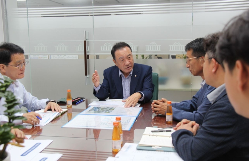 엄태영 국회의원이 국회의원회관에서 충주국토관리사무소 관계자들과 만나 단양 국도5호선 우덕지구 위험도로 개선공사 문제 해결을 위한 논의를 진행했다.(사진=엄태영 의원실)
