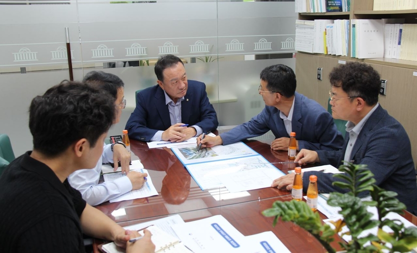 엄태영 국회의원이 국회의원회관에서 충주국토관리사무소 관계자들과 만나 단양 국도5호선 우덕지구 위험도로 개선공사 문제 해결을 위한 논의를 진행했다.(사진=엄태영 의원실)