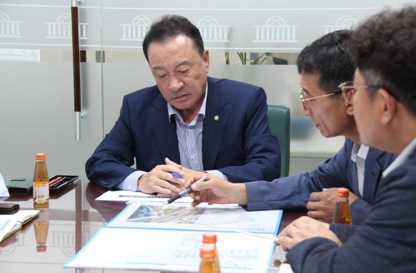 엄태영 국회의원이 국회의원회관에서 충주국토관리사무소 관계자들과 만나 단양 국도5호선 우덕지구 위험도로 개선공사 문제 해결을 위한 논의를 진행했다.(사진=엄태영 의원실)