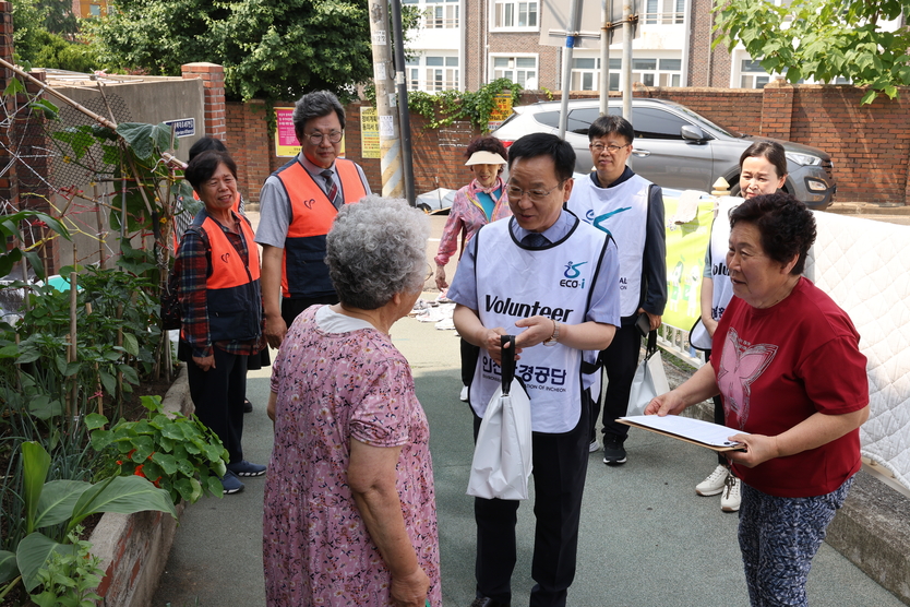 김성훈 인천환경공단 이사장과 배동수 인천시중구자원봉사센터장이 17일 인천 중구에 거주하는 독거 어르신들에게 친환경 쿨키트를 전달하고 있다. ⓒ 인천환경공단 제공