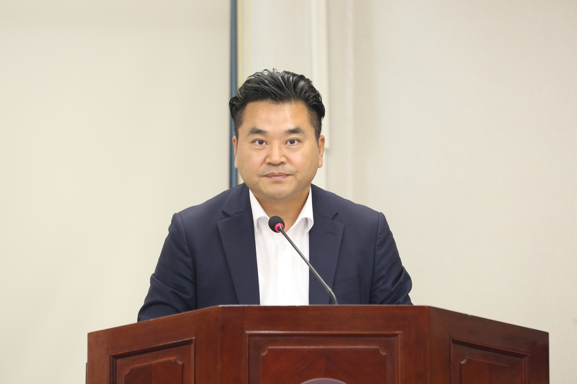 홍순서 인천서구의원이 제274회 정례회 본회의에서 취약계층 산후조리비용 지원에 관한 조례에 대한 발의를 하고 있다. ⓒ 서구의회 제공