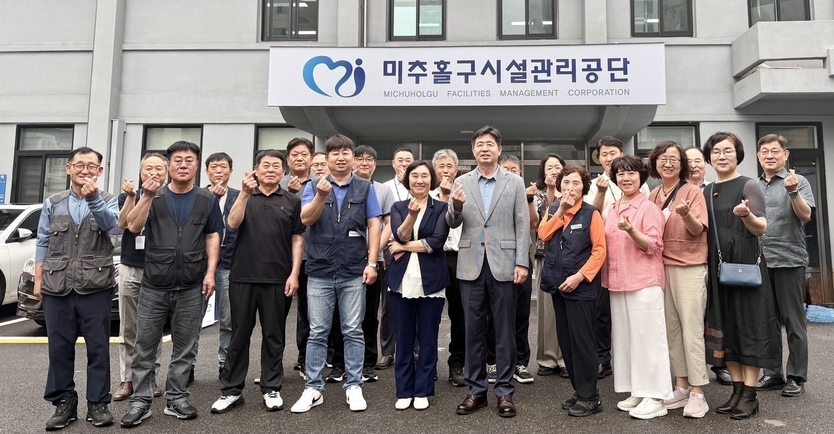 박종구 미추홀구시설관리공단이사장이, 정년퇴직자에 감사패 전달하고 기념촬영을 하고 있다. ⓒ 미추홀시설공단 제공