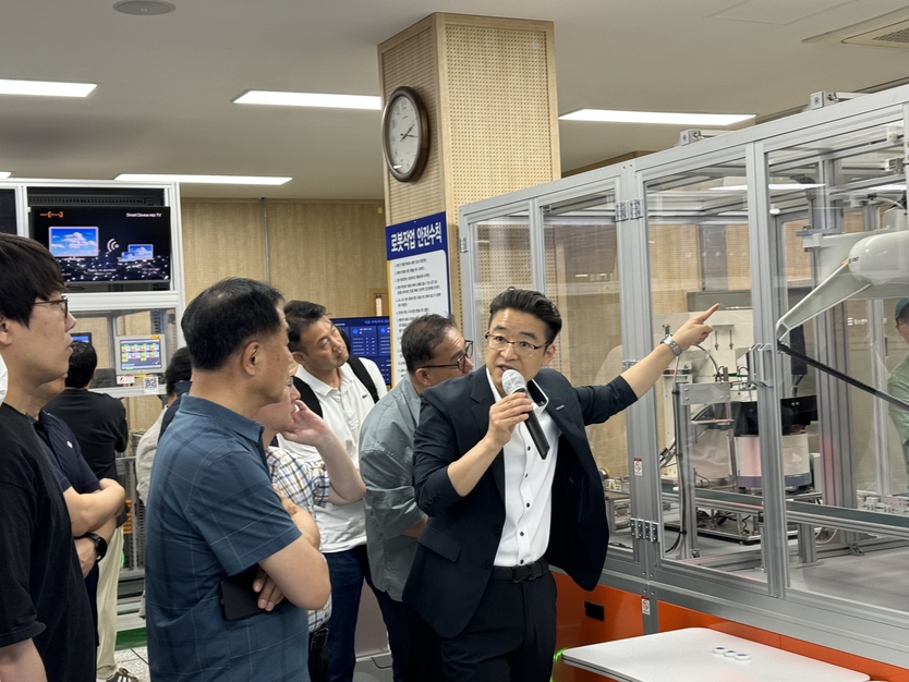 임복규 중소벤처기업연수원 신기술연수팀장(공학박사)가 스마트공장배움터에서 로봇 자동화 공정을 설명하고 있다.(사진=중소벤처기업연수원)