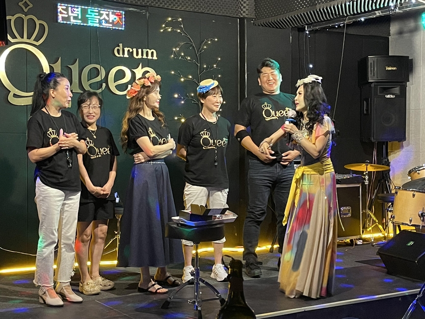 관람객도 무대에 올라 드럼을 직접 체험하며 현장을 더욱 뜨겁게 달궜다.