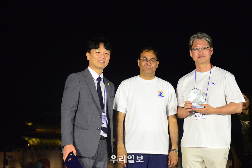 맨오른쪽부터 대한요가회 이승환사무처장, 아밋 쿠마르 주한 인도대사, 대한요가회 강승진 회장. ⓒ 최은준기자 