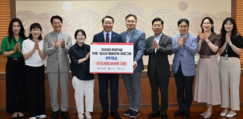 유정복 인천시장이 24일 시청 대접견실에서 열린 '2025년 복권기금 아동‧청소년 돌봄강화 지원 전달식'에서 기념촬영을 하고 있다. (왼쪽세번째부터 정제설 지역아동센터 센터장, 정윤주 다함께돌봄센터 센터장, 유정복 인천시장, 김재호 장애인종합복지관 관장, 조상범 인천사회복지공동모금회 회장) ⓒ 인천시 제공
