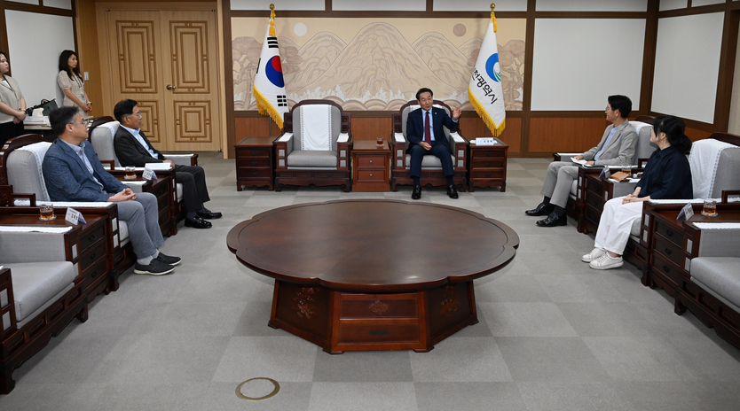 유정복 인천시장이 24일 시청 대접견실에서 열린 '2025년 복권기금 아동‧청소년 돌봄강화 지원 전달식'에서 참석자들과 환담을 하고 있다. ⓒ 인천시 제공