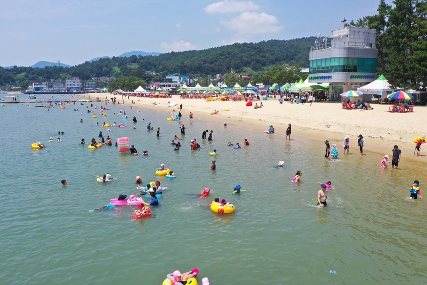 보성군, 율포솔밭해수욕장 7월 12일 개장_피서객들이 율포솔밭해수욕장에서 즐거운 여름 휴가를 즐기고 있다ⓒ보성군청 제공