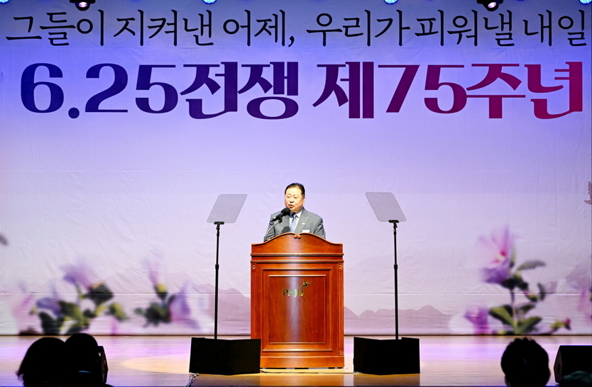김경일 파주시장이 관계자들과 6.25 전쟁 75주년 행사에 인사말을하고 있다. ⓒ 파주시 제공