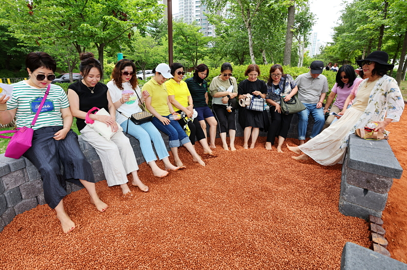  ‘바다 보며 힐링’ 남동구, 소래 수변 맨발 걷기 길 조성에 시민들이 참여하고 있다. ⓒ 남동구 제공