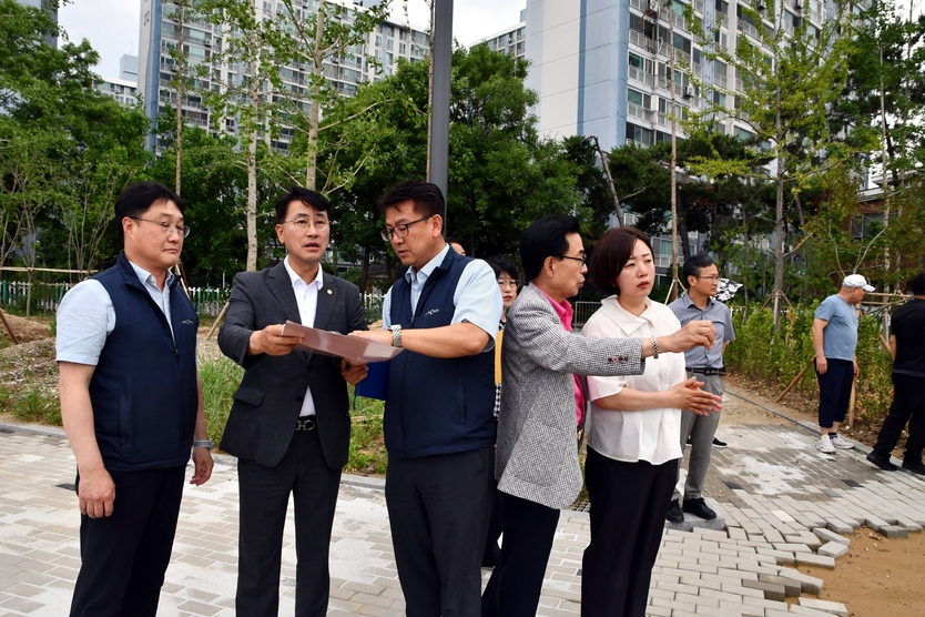 미추홀구의회 장규철 부의장과 박수연 의회운영위원장이 용현금호2단지 옆 근린공원 생활체육시설 공사 현장 방문 점검을 하고 있다. ⓒ 미추홀구의회 제공