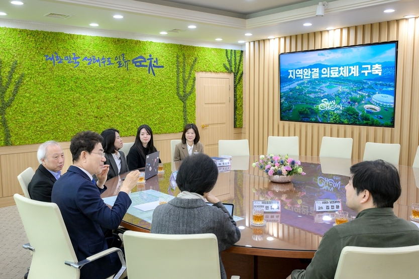 지난 3월 노관규 순천시장이 시청 회의실에서 지역완결필수의료체계 구축을 위한 전문가 간담회를 하고 있다ⓒ순천시청 제공