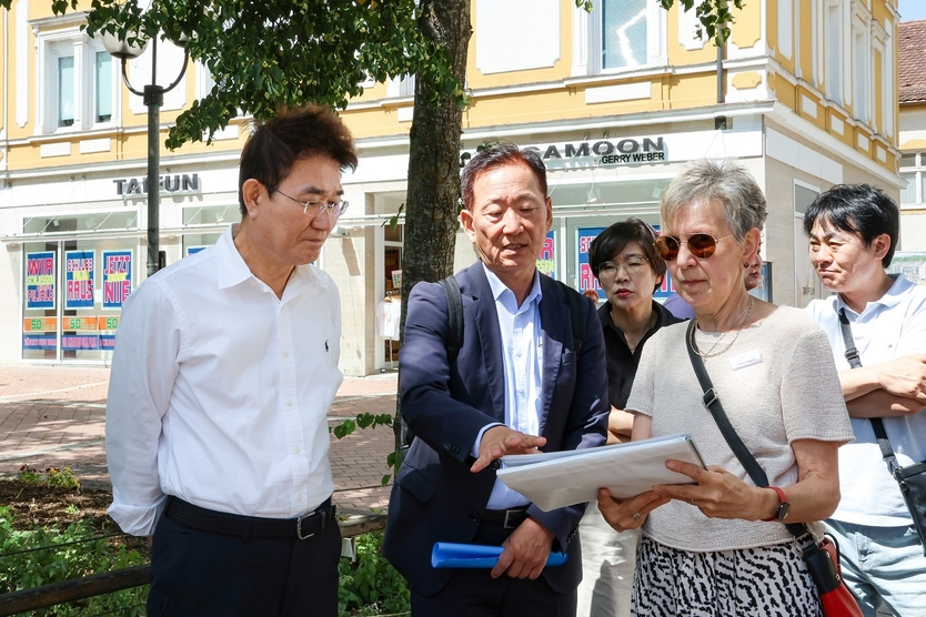 지난 24일 노관규 순천시장이 독일의 치유도시 바트 뵈리스호펜을 방문해 생활 속 치유 인프라에 대한 설명을 듣고 있다ⓒ순천시청 제공