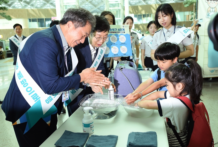 26일 인천공항 제2여객터미널에서 진행된 ‘여름 휴가철 맞이 대국민 안전여행 캠페인’에서 인천국제공항공사 이학재 사장(사진 맨 왼쪽)과 국립인천공항검역소 윤현덕 소장(사진 왼쪽에서 두 번째)이 어린이 여객들에게 올바른 손 씻기 요령을 안내하고 있다. ⓒ 인천국제공항공사 제공