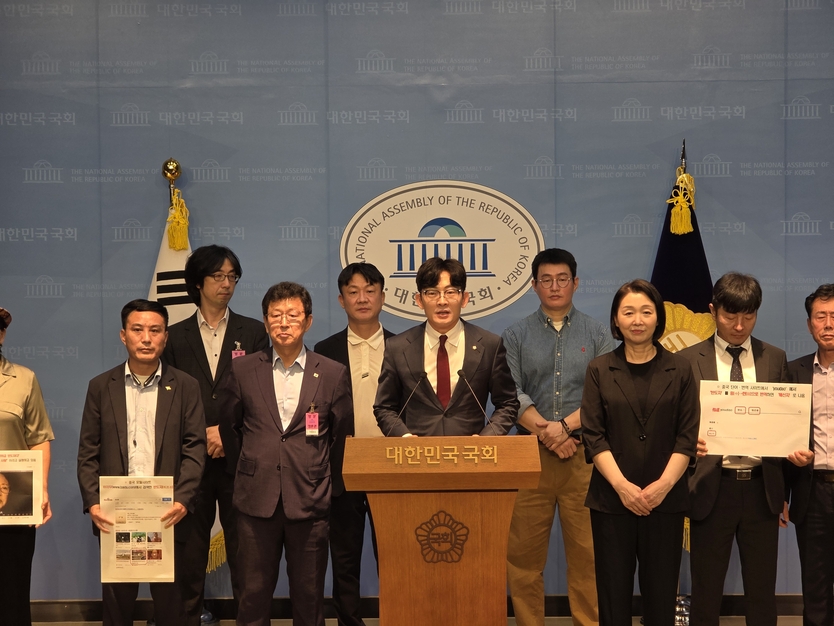 박충권 국회의원이 국회 소통관에서 탈북민 단체장들과 함께 기자회견을 하고 있다.(사진=박충권의원실)