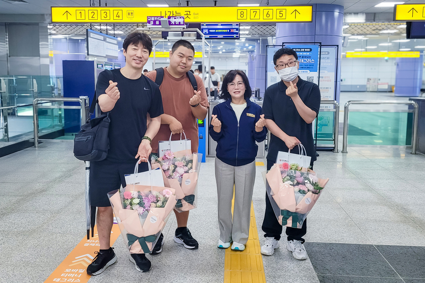 아라역, 공사 백보옥 영업본부장(가운데 오른쪽)과 1~3순위로 게이트를 통과한 손님들이 기념촬영을 하고 있다. ⓒ 인천교통공사 제공