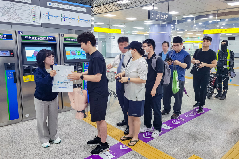 아라역, 공사 백보옥 영업본부장(왼쪽)이 첫 손님들을 맞이하고 있다. ⓒ 인천교통공사 제공