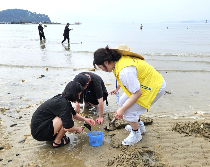 충남 보령 무창포에서 실시한 2025 다문화장애인가족캠프에서 갯벌체험을 하고 있다. ⓒ 사)다문화종합복지센터 제공