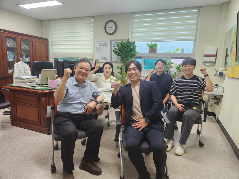 정승문 보건복지부공무원노동조합 위원장(오른쪽)과 이종국 국립공주병원 원장 및 관계자들이 간담회를 가진 후 함께 기념촬영을 하고 있다.(사진=보건복지부공무원노동조합)