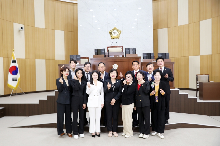 제9대 연수구의회 개원 3주년, 구민과 함께한 의정활동 되돌아 보며 단체 촬영을 하고 있다 ⓒ 연수구의회 제공