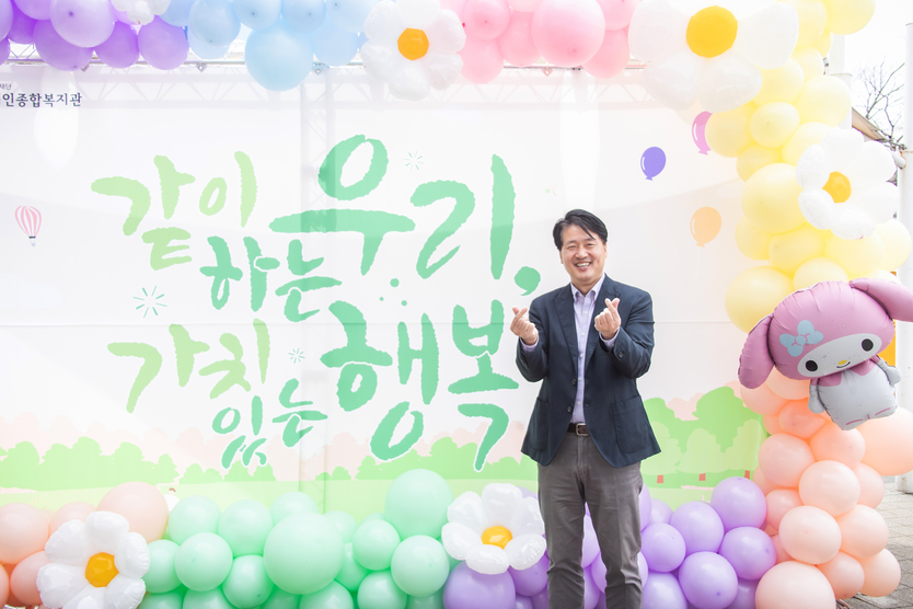 강범석 인천서구청장이 환경 분야 도시숲 조성, 미세먼지 차단숲, 기후대응 행복한 서구 캣치플레이어 앞에서 촬영을 하고 있다. ⓒ 인천서구청 제공