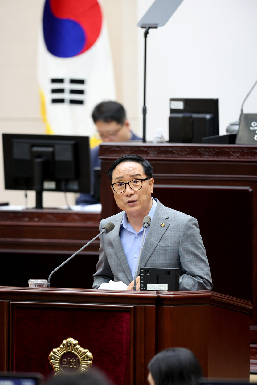 인천시의회 한민수 의원, 생명을 지켜줄 닥터헬기 전용 계류장관련 5분 자유발언을 하고 있다. ⓒ 인천시의회 제공