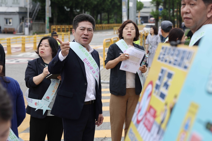 김정헌 구청장이 취임 3주년 맞아 중구청장 67회 신선초 교통안전 현장점검을 하고 있다. ⓒ 인천중구청 제공