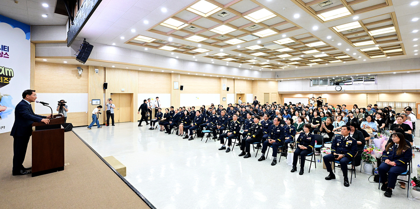 유정복 인천시장이 3일 시청 대회의실에서 열린 '2025년 하반기 의용소방대 임명장 수여식'에서 인사말을 하고 있다.ⓒ 인천시 제공