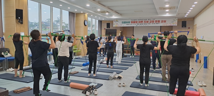 ‘바른 자세 교정 운동 교실’에 참여한 주민들이 강사의 지도에 맞춰 운동을 하고 있다ⓒ보성군청 제공