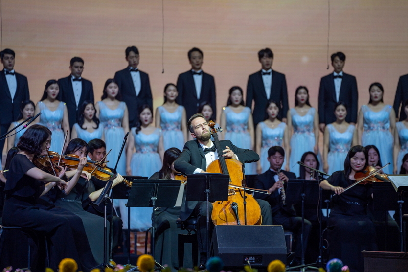 첼리스트 알렉산더 람(Alexander Ramm)이 합창단과 협연한 프랑스의 고전 가곡 「Hymne à l_amour」(사랑의 찬가)는 잔잔한 울림을 전했다. ⓒ 기쁜소식선교회 제공