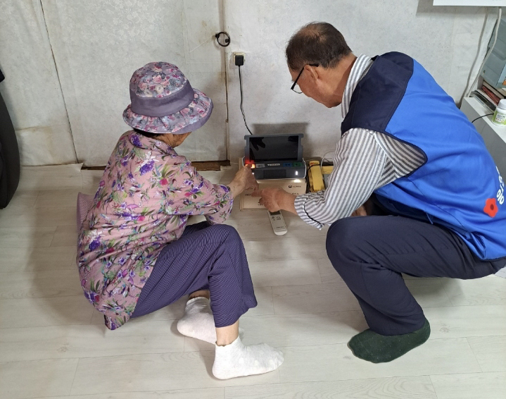 남원시, 지역에서 존엄한 노후를(응급안전시스템 관리 활동 사진)ⓒ남원시청 제공