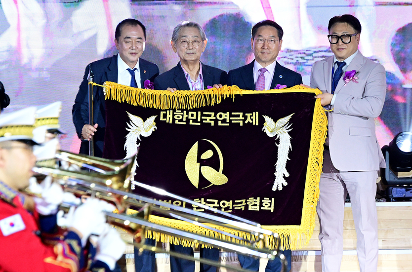 17사단 군약대의 연주속에서 유정복시장과 전무송 명예대회장 손정우 조직위원장,김종진 집행위원장이 개회선언을 하고 있다. ⓒ 인천시 제공 
