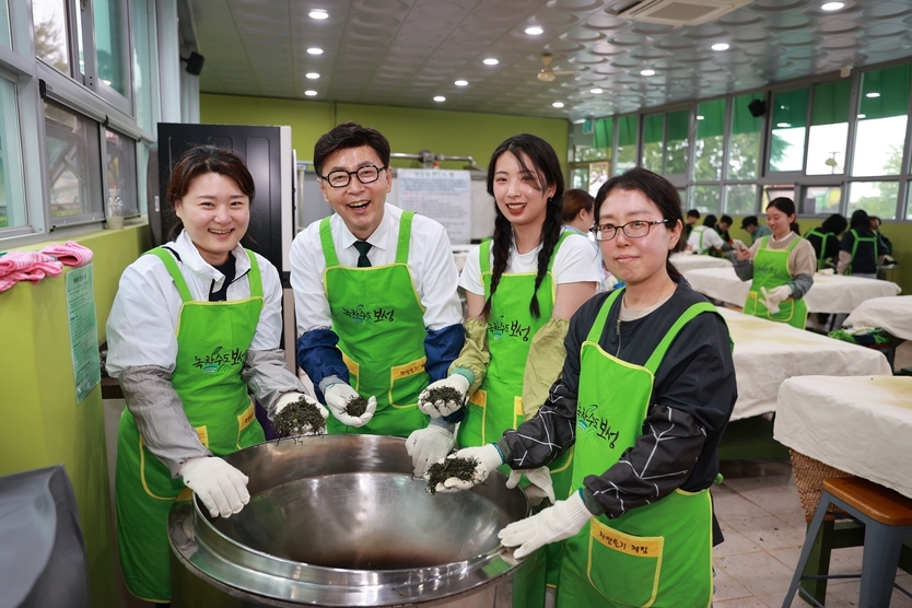 김철우 군수와 보성다향대축제 방문객들이 함께 차를 덖고 있다ⓒ보성군청 제공