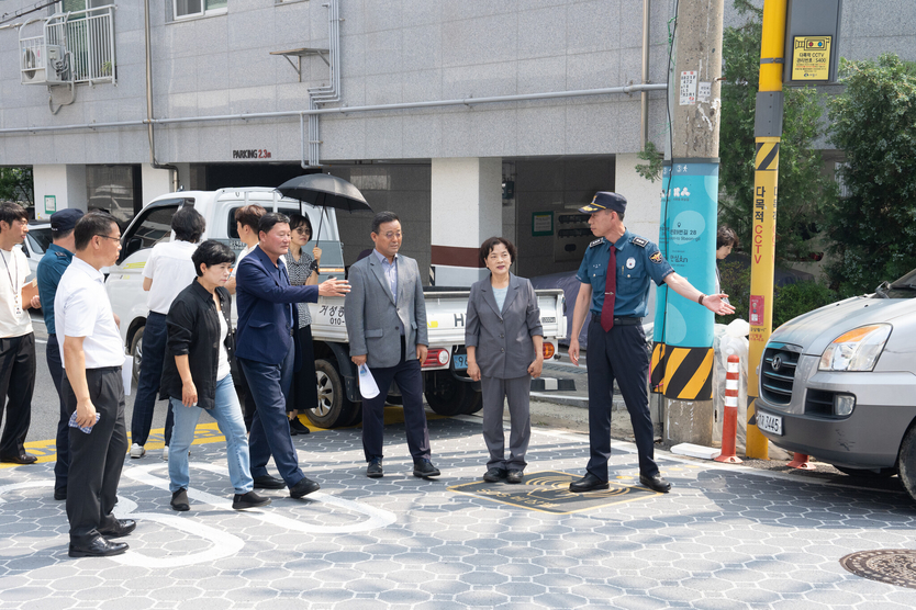 인천시의회 행정위원회 의원들이 지역 안전강화를 위한 현장 방문 점검을 하고 있다. ⓒ 인천시의회 제공